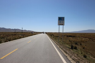 空旷公路伸向远方