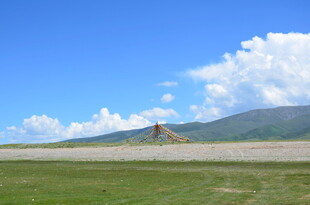 草原上的土堆与蓝天白云