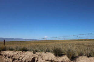 旷野围栏边的开阔风景