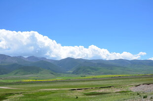 草原蓝天远山风景如画