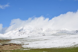雪山草原蓝天壮美风光