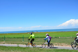 公路骑行赏景的快乐瞬间