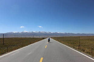 公路独行 远方山峦蓝天