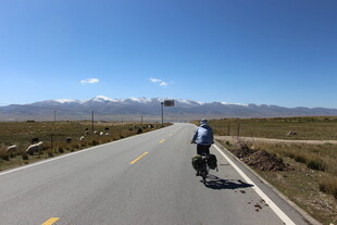 公路骑行者 蓝天远山相伴