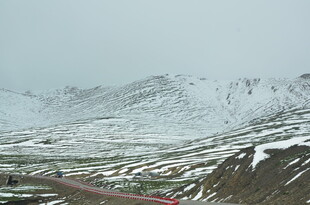 雪山下的蜿蜒公路