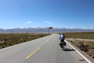 公路骑行 远方雪山美景