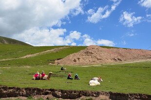 草原上的休闲露营场景