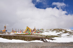 雪山下的彩色经幡景观