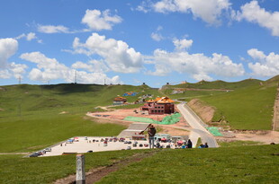 草原上的施工建设场景