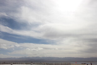 蓝天白云下的开阔景致