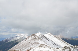 雪山之巅壮丽景致