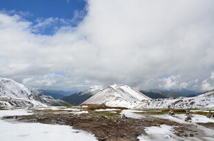 雪山风光 蓝天白云相伴