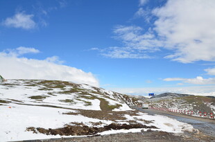 雪山下的城镇风光