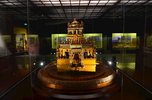 博物馆内的精美金色展品