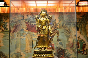 室内精美金色观音菩萨像