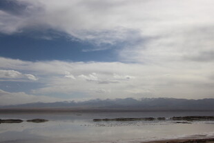 广阔蓝天与平静水域景观