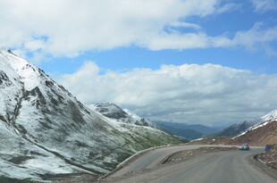 雪山下的公路美景