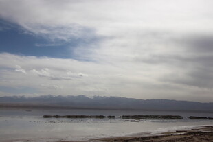 湖畔风光 天空与湖水相映
