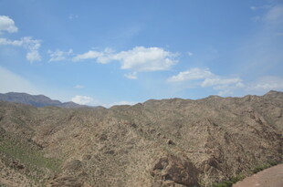 壮丽山景 蓝天白云相伴