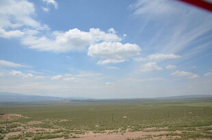 广袤原野上的蓝天白云