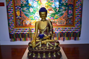 金色佛像端坐于绚丽背景前