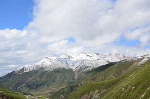 雪山下的翠绿山谷