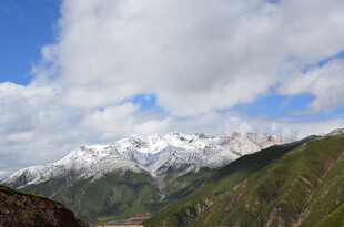 雪山云海壮丽山景