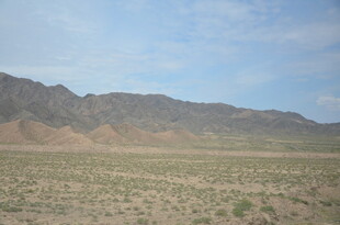 广袤荒漠与远处山峦