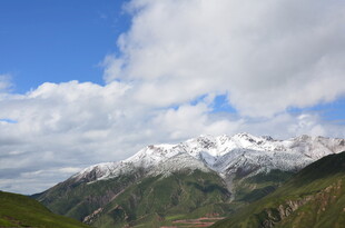雪山与蓝天相映的美景