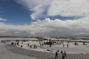 茶卡盐湖景区游人如织