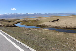 公路旁的蜿蜒河流与远山