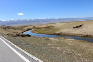 公路旁的旷野与蜿蜒小河