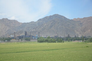 广袤田野与远处山峦风光