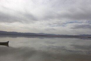 平静湖面与阴沉天空之景