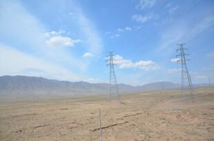 荒漠中的输电塔