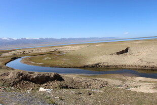 草原蜿蜒河流自然美景