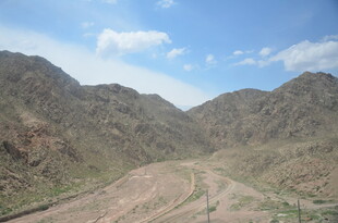 山间蜿蜒土路 壮美风光