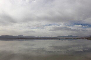 平静湖面与天空的自然景象
