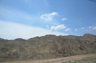 壮丽山景与蓝天