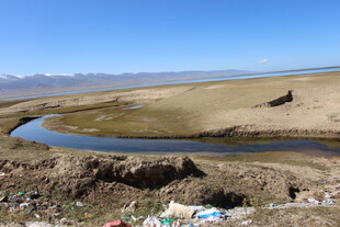 蜿蜒河流穿荒漠景观