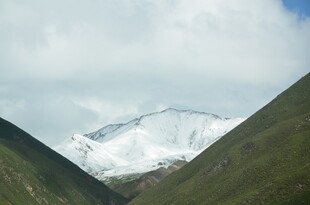 山谷间的壮丽雪山景观