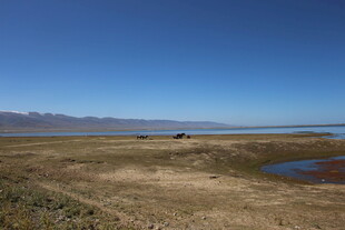 广袤荒原中的小片水域