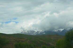 山间云雾缭绕的壮美景色