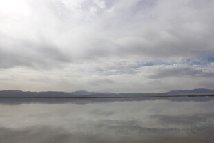 多云天气下的平静湖面