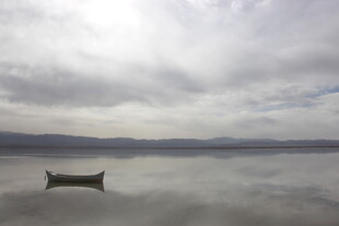 湖面孤舟 云雾缭绕之景