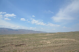 广袤旷野蓝天白云之景
