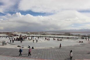 广场上的人群与开阔天空