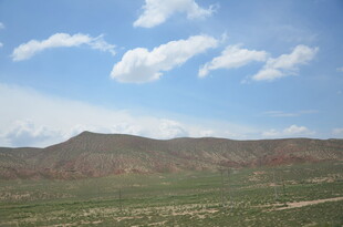 广袤草原与远山蓝天