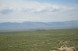 广袤草原与远处山峦景观