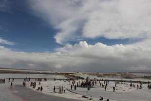 广阔广场上的人群与蓝天